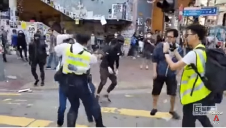 Σοκαριστικό βίντεο: Αστυνομικός πυροβολεί εξ’επαφής διαδηλωτή στο Χονγκ Κονγκ (vid)