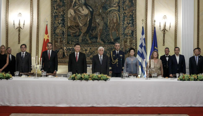 “Ιστορική” χειραψία Τσίπρα-Γεωργιάδη στο δείπνο προς τιμήν του Σι Τζιπίνγκ – Τα χαμόγελα και οι αστεϊσμοί με Μητσοτάκη (εικόνες)