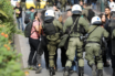 Εισβολή ΑΣΟΕΕ: Άνδρας των ΜΑΤ χτυπά με την ασπίδα νεαρή κοπέλα και την κλωτσάει (βίντεο ντοκουμέντο)