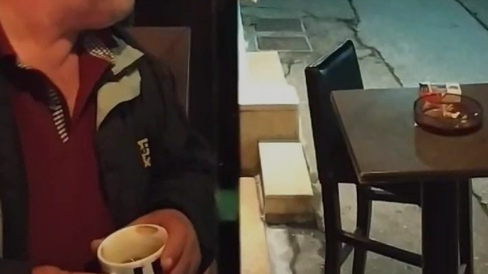 Και καπνίζει εντός καταστήματος και δεν κινδυνεύει με πρόστιμο – Δείτε πώς&hellip;