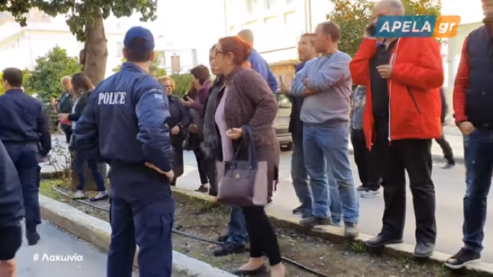 Ρατσιστικό μίσος στη Σπάρτη – Επιτέθηκαν εναντίον προσφύγων κυρίως οικογένειες με παιδιά (vid)