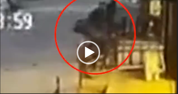 Βίντεο σοκ: Βάζει σε σάκο το παιδί του και το εγκαταλείπει σε κτίριο…