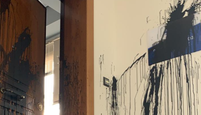 Επίθεση με μπογιές στο πολιτικό γραφείο της Υπ. Παιδείας Ν. Κεραμέως (εικόνες)