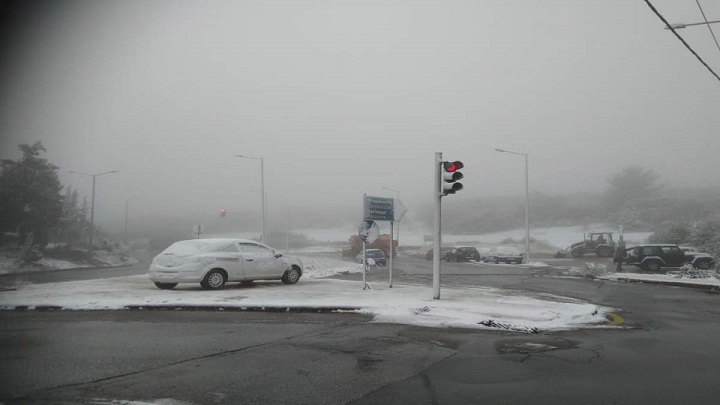 Στα λευκά η Βόρεια Ελλάδα – Δείτε πού χιονίζει και πού χρειάζονται αλυσίδες&hellip;