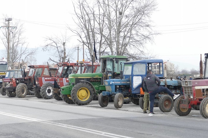 Βγήκαν τα πρώτα τρακτέρ στον κόμβο του Πλατυκάμπου