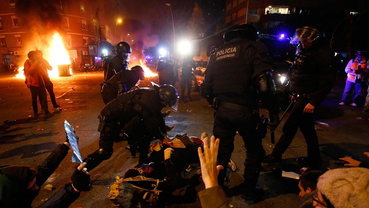 Θέατρο επεισοδίων η Βαρκελώνη μετά το “κλάσικο” Μπαρτσελόνα – Ρεάλ (vid)