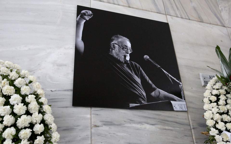 Τελευταίο αντίο στον Θάνο Μικρούτσικο – “Παρών” από Παυλόπουλο, Τσίπρα, Κουτσούμπα, Βούτση κ.ά