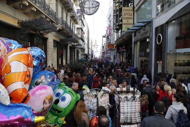 Σε ισχύ και πάλι το εορταστικό ωράριο – Πότε κλείνουν καταστήματα και σούπερ μάρκετ