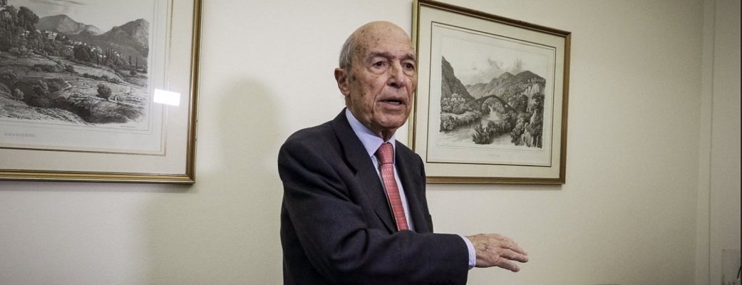 Ο Κώστας Σημίτης έγραψε νέο άρθρο στο “ΒΗΜΑ” αλλά τα “Παραπολιτικά” τον αποκαλούν&hellip;