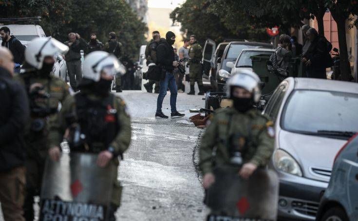 Μαρτυρία για ξυλοδαρμό στο Κουκάκι: “Τους πήραν με πιτζάμες και ξυπόλυτους. Είναι όλα ψέματα”