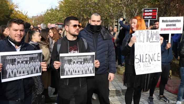 “Θύελλα” αντιδράσεων στην Αλβανία για το νόμο Ράμα που επιβάλλει πρόστιμα και λογοκρισία στα μέσα ενημέρωσης