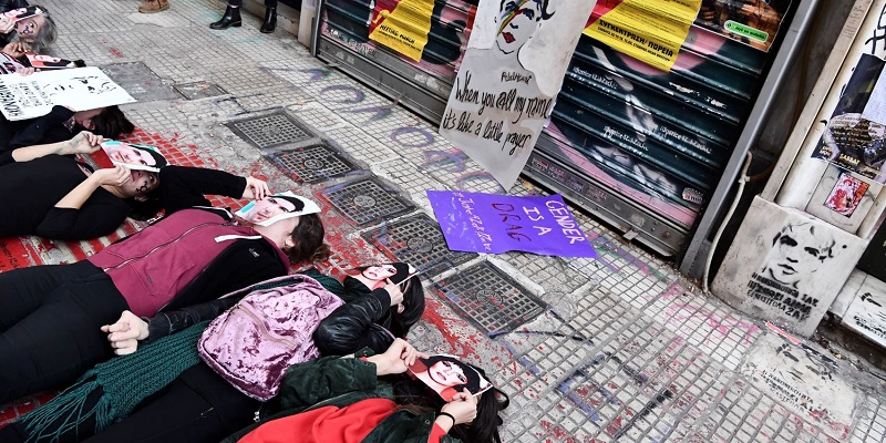 Γυναίκα δημοσιογράφος δέχτηκε επίθεση στο σημείο δολοφονίας του Ζακ Κωστόπουλου