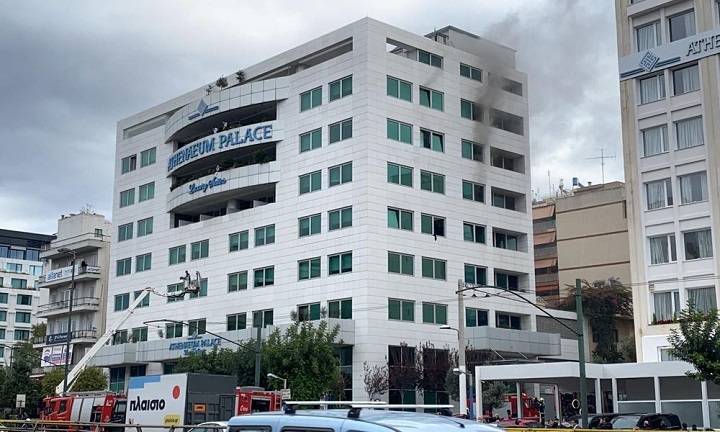 Μεγάλη φωτιά σε ξενοδοχείο στη Λεωφόρο Συγγρού – Υπάρχουν εγκλωβισμένοι