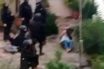 Εικόνα ντοκουμέντο από την ωμή αστυνομική βία στο Κουκάκι – Γυναίκα στο έδαφος με κουκούλα στο κεφάλι