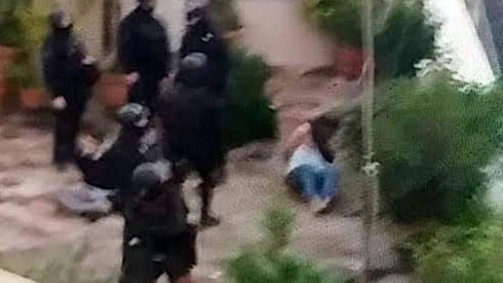 Εικόνα ντοκουμέντο από την ωμή αστυνομική βία στο Κουκάκι – Γυναίκα στο έδαφος&hellip;