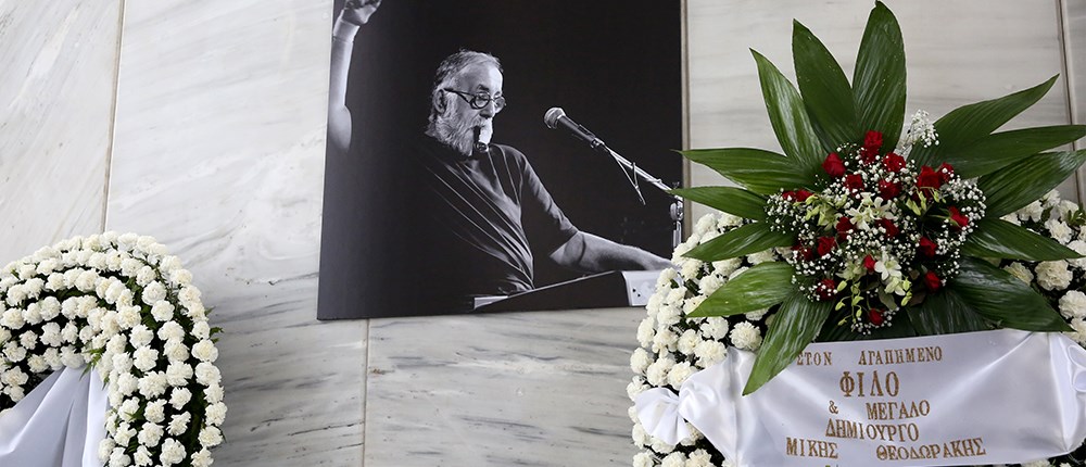 Θάνος Μικρούτσικος: Πλήθος κόσμου για το τελευταίο αντίο – Σε λαϊκό προσκύνημα η σορός του