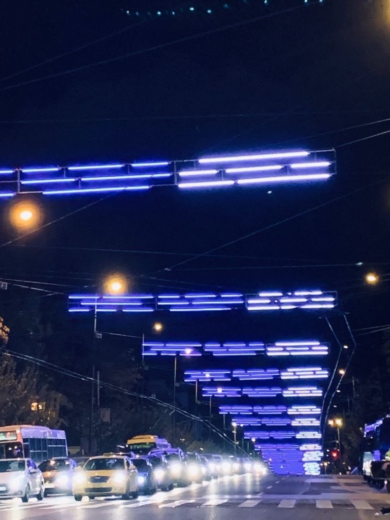 Αρνητικά σχόλια για τον στολισμό της Βασ. Σοφίας: “Θυμίζει τις λάμπες που διώχνουν&hellip;