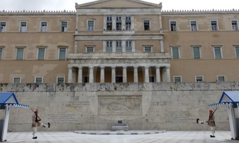 Τα πρωτοχρονιάτικα μηνύματα της πολιτικής ηγεσίας