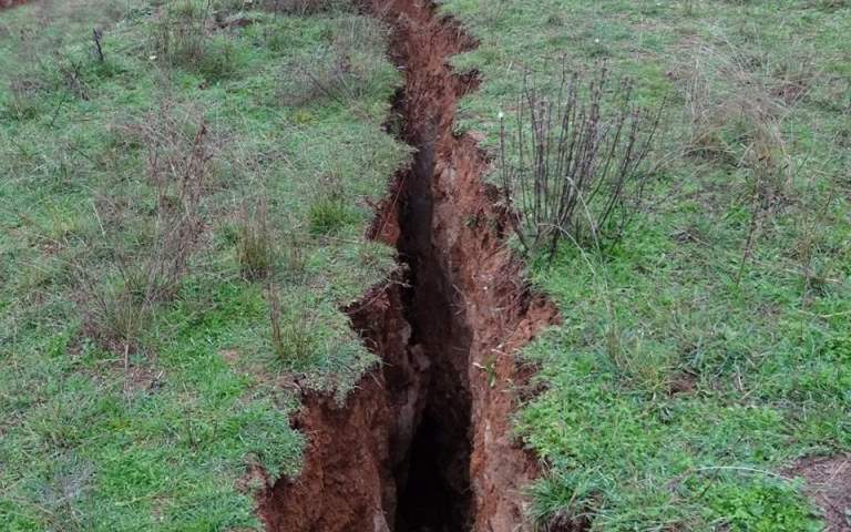Ελασσόνα: Ρήγματα βάθους δύο μέτρων