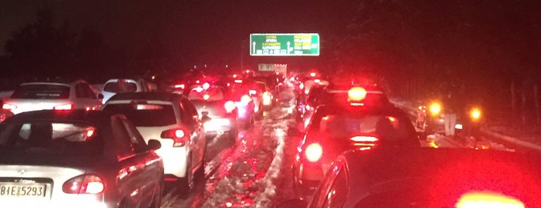 Αποκαθίσταται σταδιακά η κυκλοφορία στην Αθηνών-Λαμίας- Με χαμηλές ταχύτητες κινούνται τα οχήματα