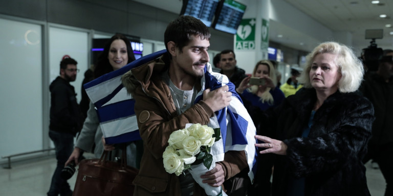 Επέστρεψε στην Ελλάδα ο 20χρονος ναυτικός που είχε απαχθεί από πειρατές στο Τόγκο