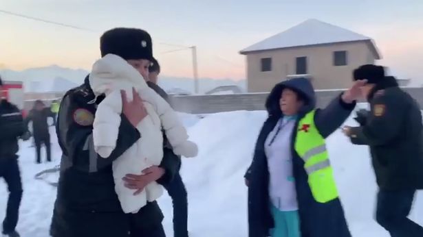 Βρέφος ανασύρεται ζωντανό από τα συντρίμμια του αεροσκάφους στο Καζακστάν(vid)