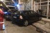 Τρελή πορεία αυτοκινήτου στον Κολωνό – “Καρφώθηκε” σε καθαριστήριο (vid)
