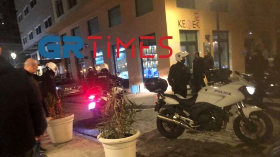 Τριάντα άγνωστοι άρχισαν να πυροβολούν έξω από κλαμπ στα Λαδάδικα