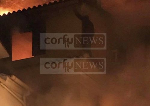 Πυρκαγιά σε σπίτι στην Κέρκυρα: Συγκλονιστικές εικόνες- Άτομο κρεμιέται από τα κεραμίδια για&hellip;