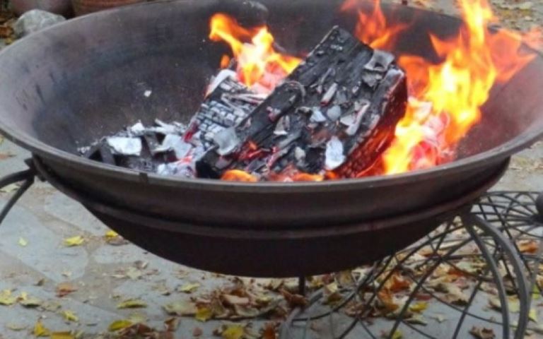 Τραγωδία στα Καλύβια: Τέσσερις άνδρες νεκροί από αυτοσχέδιο μαγκάλι