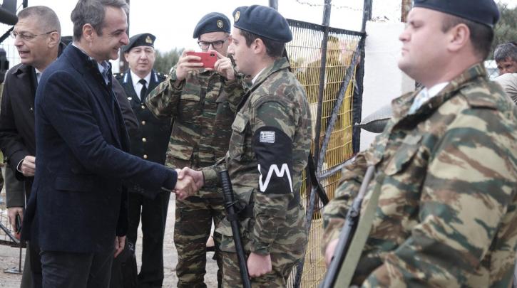 Σαντορινιός: Σαν αλεξιπτωτιστής ο Μητσοτάκης στην Κάσο, μόνο για τις φωτογραφίες