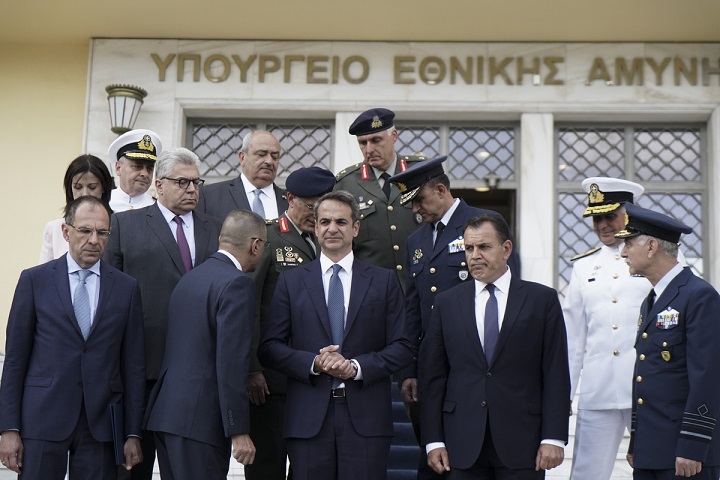 Διάσταση απόψεων Μητσοτάκη – Παναγιωτόπουλου (;) για “θερμό” επεισόδιο στο Αιγαίο