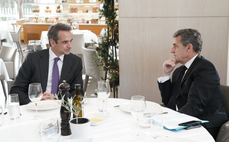 “Μεταξύ τυρός και οίνου” η συνάντηση Μητσοτάκη- Σαρκοζί