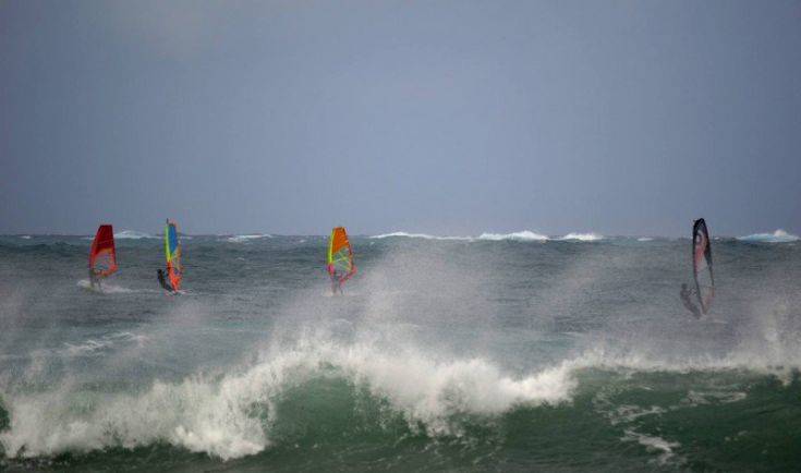Παραλία Σχινιά: Αγνοούνται 3 σέρφερ