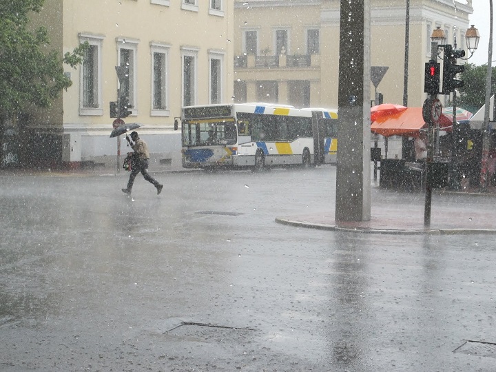 Ισχυρές βροχές και καταιγίδες δίνει η “Διδώ” – Πέφτει η θερμοκρασία την Τετάρτη
