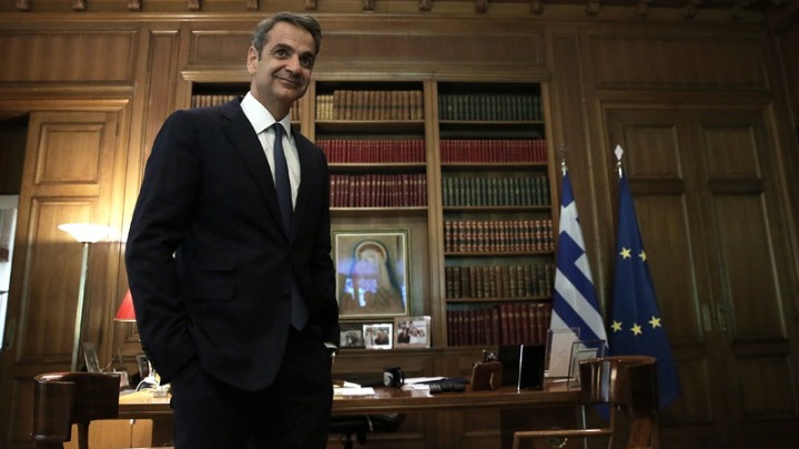 Ποιοι “τα έψαλλαν” σε Μητσοτάκη, Τσίπρα- Κάλαντα σε Μαξίμου και Κουμουνδούρου