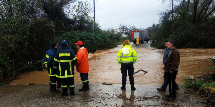 Σώος ο οδηγός που παρασύρθηκε από χείμαρρο