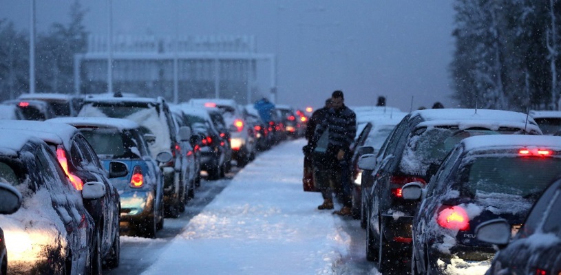Αθηνών Λαμίας: Απίστευτη ταλαιπωρία με δέκα πόντους χιόνι – Μαρτυρίες εγκλωβισμένων