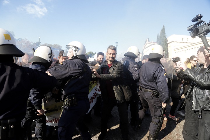 Ένταση και χημικά στην Αίγλη του Ζαππείου – Εισβολή απεργών γιατρών σε ημερίδα…