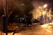 Καταδρομική επίθεση αγνώστων στο Κέντρο της Αθήνας – Έκαψαν το χριστουγεννιάτικο δέντρο στα Εξάρχεια