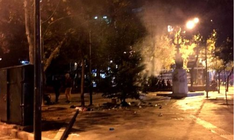 Καταδρομική επίθεση αγνώστων στο Κέντρο της Αθήνας – Έκαψαν το χριστουγεννιάτικο δέντρο στα Εξάρχεια