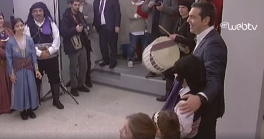 Ο Αλέξης Τσίπρας άκουσε τα κάλαντα και χόρεψε ποντιακά (vid)