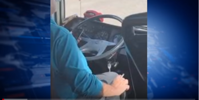 Οδηγός λεωφορείου με 50 επιβάτες κάπνιζε και μιλούσε στο κινητό καθ’ όλη&hellip;