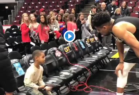 Ο μικρός τρέλανε τον Γιάννη Αντετοκούνμπο με το δώρο που του χάρισε&hellip;