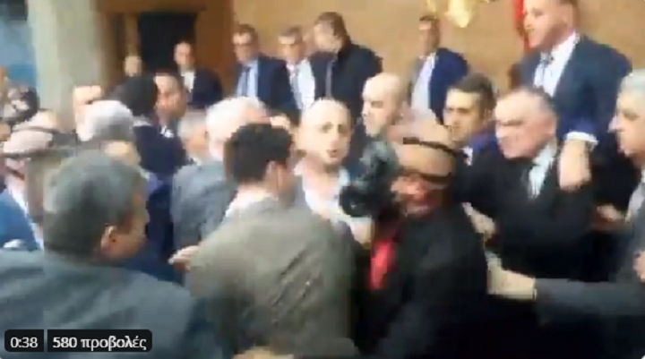Μαυροβούνιο: Εικόνες χάους στο κοινοβούλιο – Κροτίδες, βανδαλισμοί, συλλήψεις βουλευτών (vid)