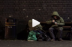 Banksy: Γροθιά στο στομάχι το έργο παρέμβαση για τους άστεγους… ενόψει Χριστουγέννων (vid)