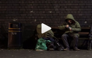 Banksy: Γροθιά στο στομάχι το έργο παρέμβαση για τους άστεγους… ενόψει Χριστουγέννων (vid)
