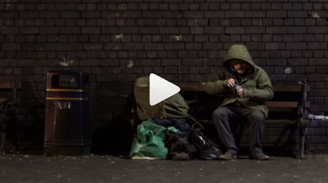 Banksy: Γροθιά στο στομάχι το έργο παρέμβαση για τους άστεγους… ενόψει Χριστουγέννων (vid)