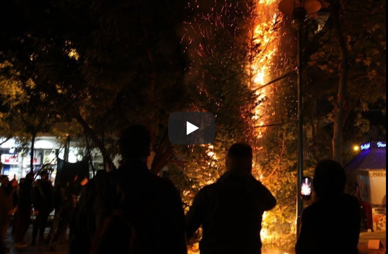 Η στιγμή της πυρπόλησης του χριστουγεννιάτικου δέντρου στα Εξάρχεια (vid)