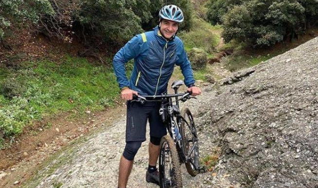Ο Κυρ. Μητσοτάκης κάνει mountain bike στα Μετέωρα